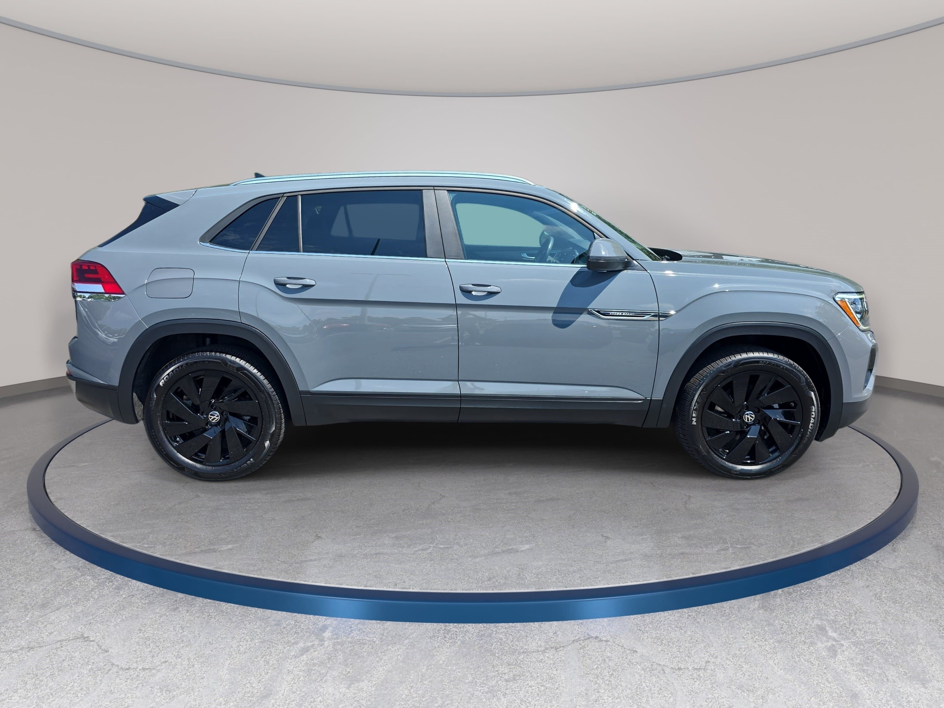 Used 2024 Volkswagen Atlas Cross Sport SE FWD image 4