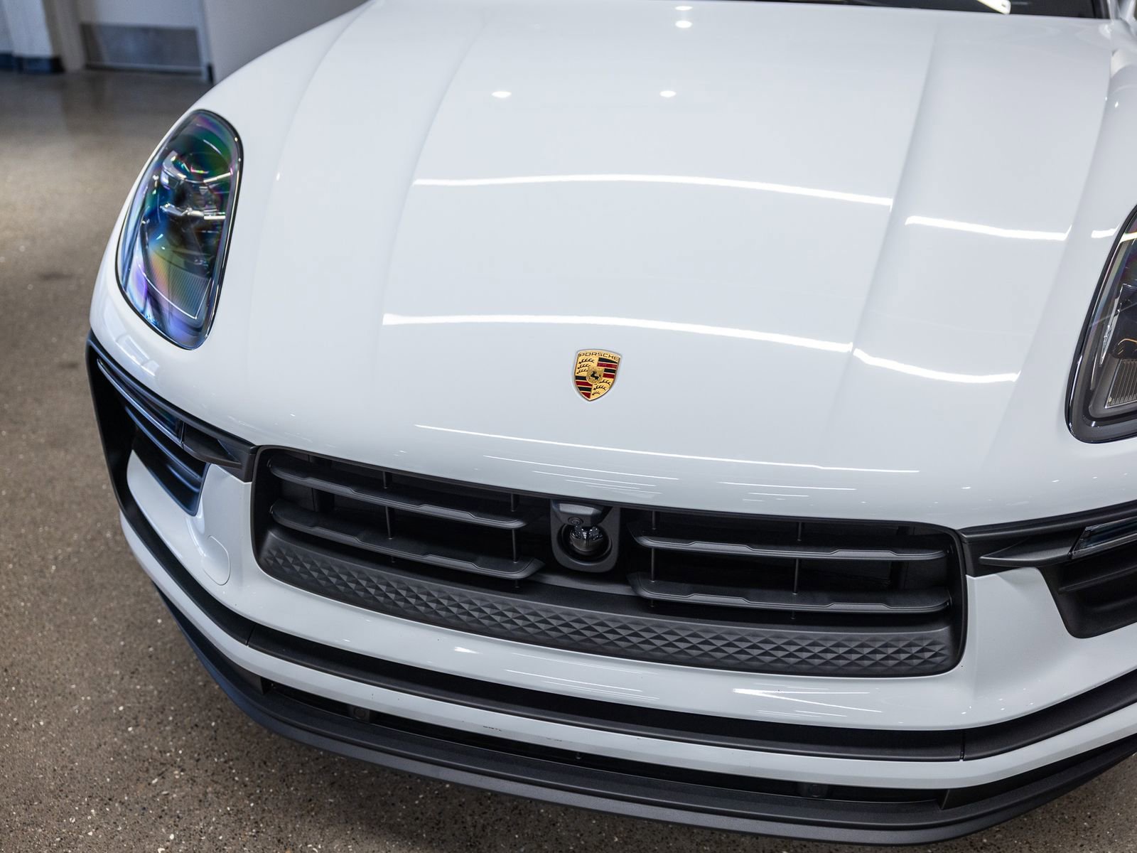 Certified 2025 Porsche Macan image 12