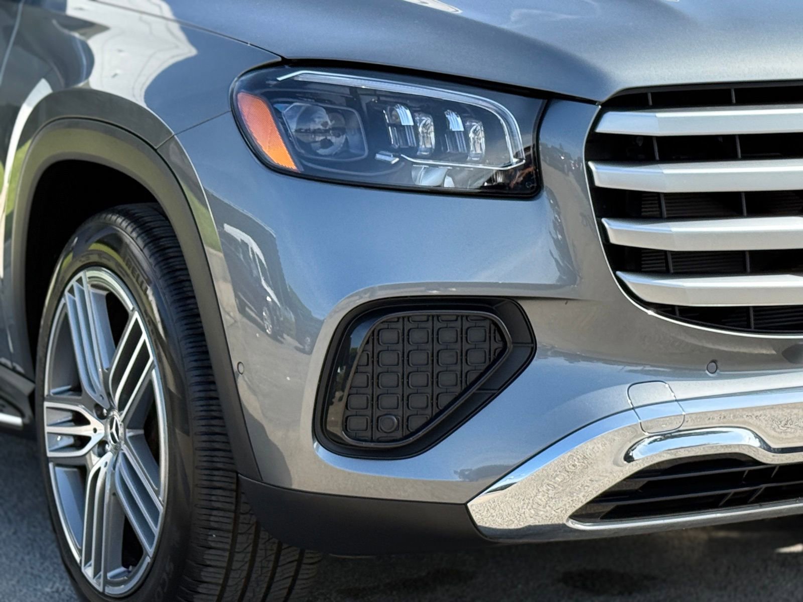 Used 2025 Mercedes-Benz GLS 450 4MATIC image 9