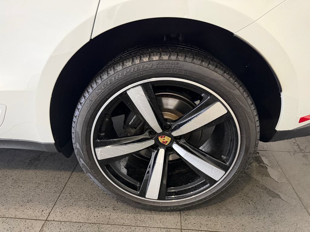 Certified 2025 Porsche Macan AWD/4WD image 11