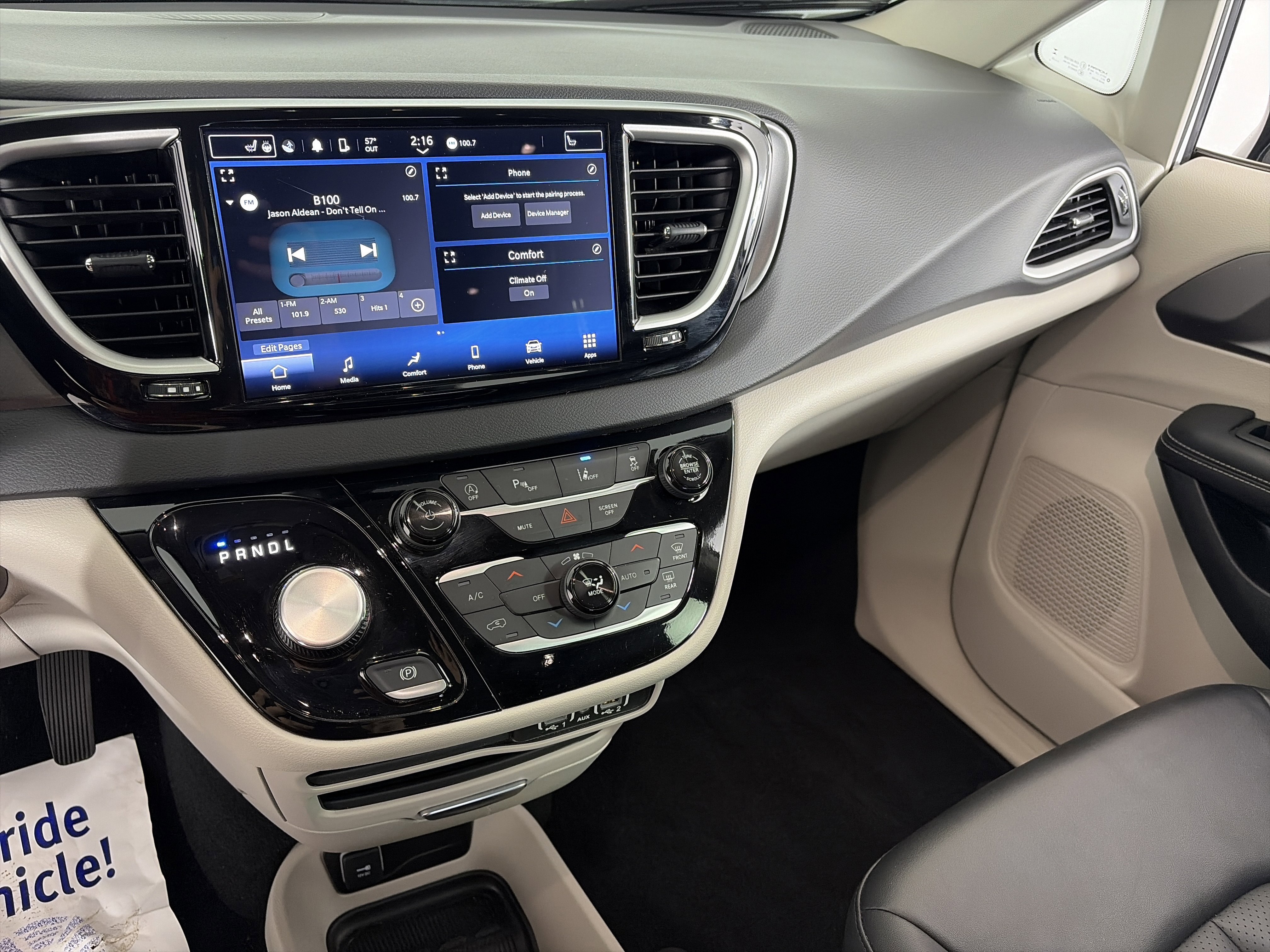 Used 2024 Chrysler Pacifica Touring-L image 4