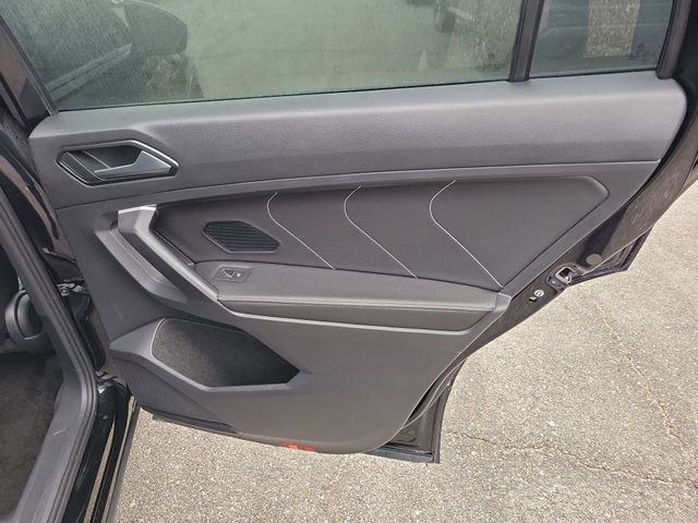 Used 2023 Volkswagen Tiguan SE R-Line image 32