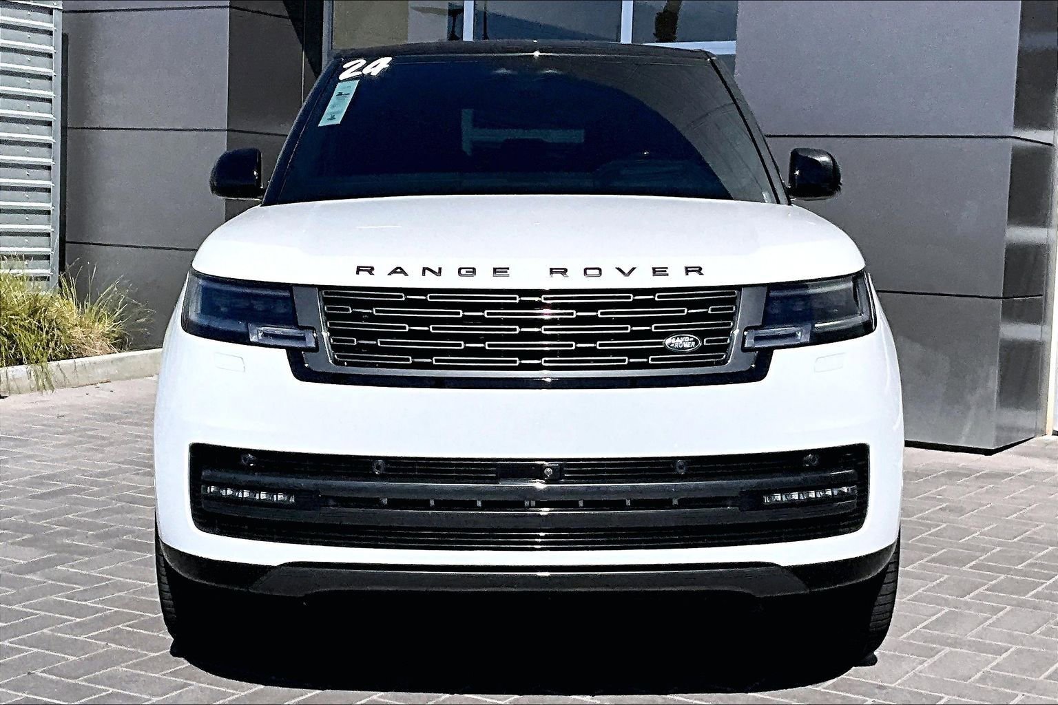 Used 2024 Land Rover Range Rover SE image 2