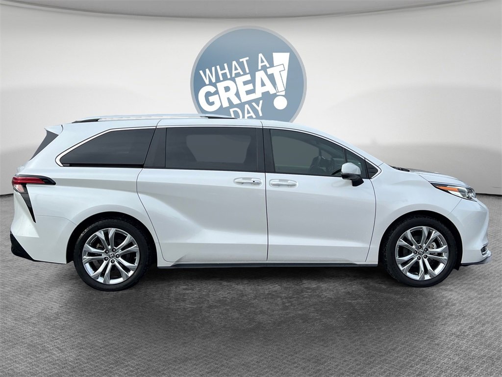 Used 2023 Toyota Sienna Platinum image 2
