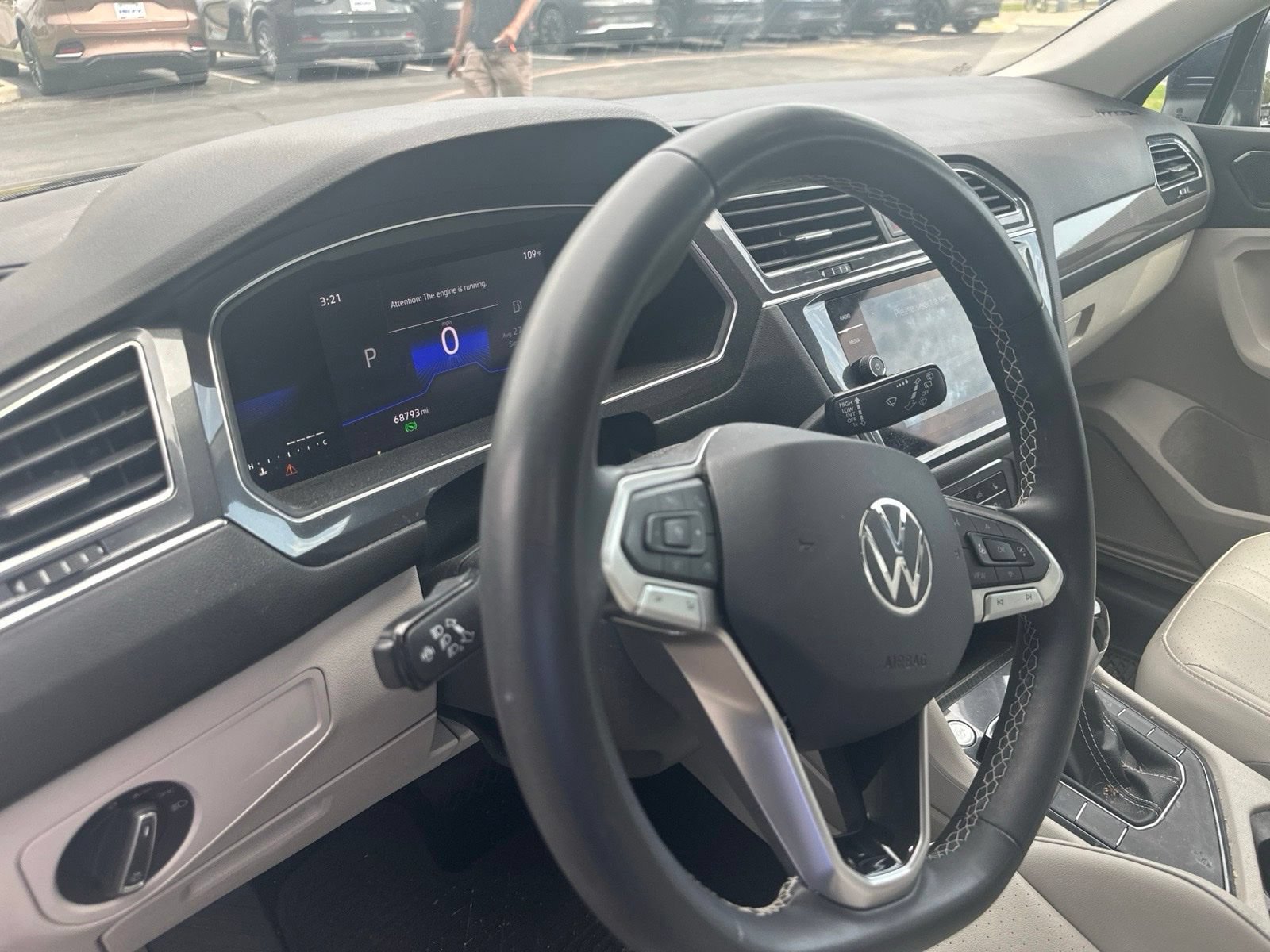 Used 2023 Volkswagen Tiguan SE w/ Panoramic Sunroof Package FWD image 9