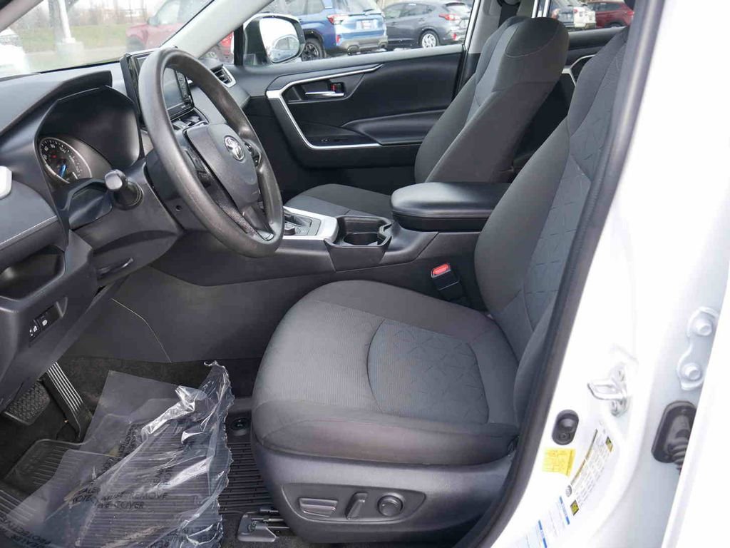 Used 2021 Toyota RAV4 XLE image 28