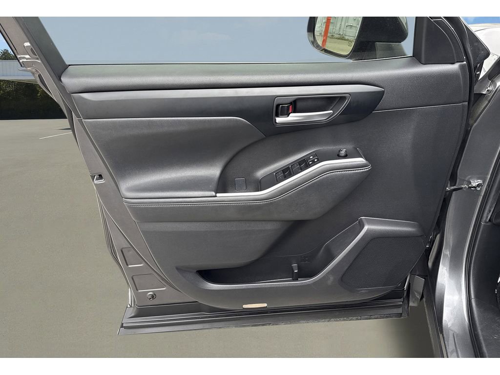 Used 2023 Toyota Highlander XLE FWD image 13