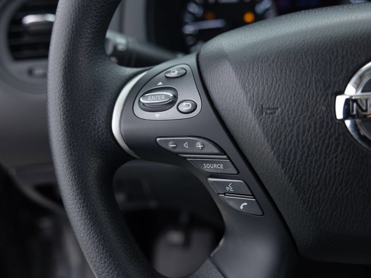 Used 2018 Nissan Pathfinder S image 38