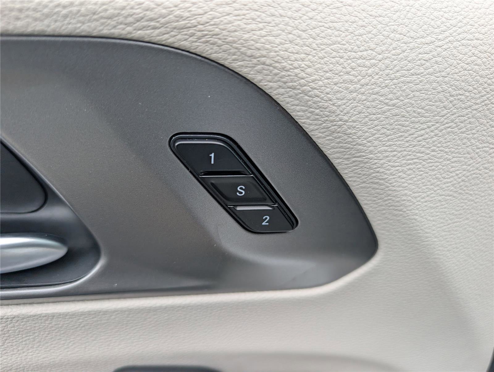 Used 2024 Chrysler Pacifica Select image 22