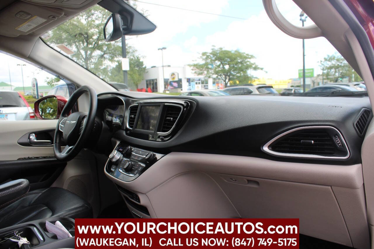 Used 2020 Chrysler Pacifica Touring-L FWD image 12