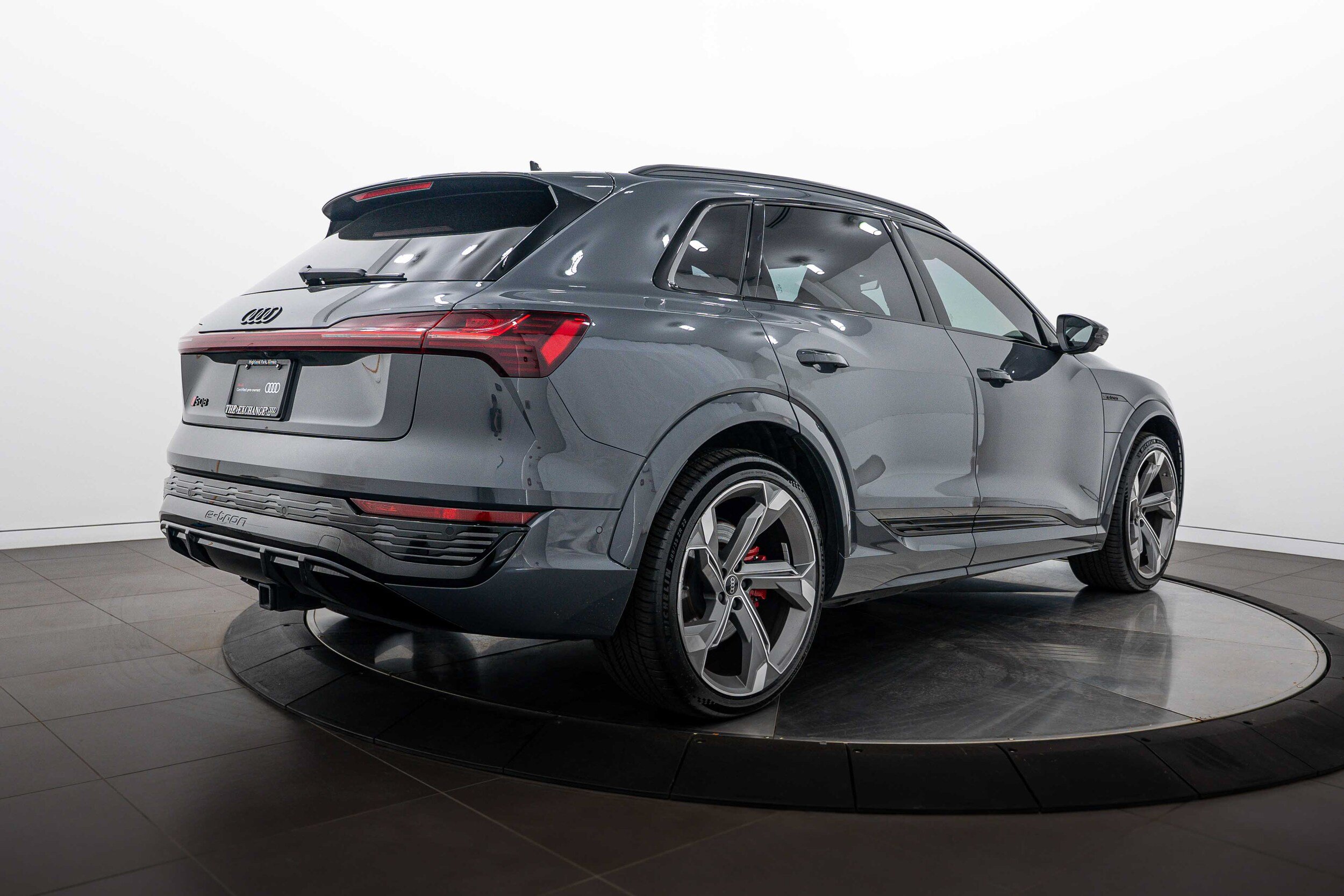 Certified 2024 Audi SQ8 e-tron Premium Plus w/ Black Optic Package AWD/4WD image 4