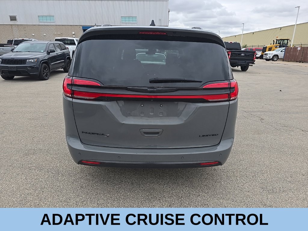 Used 2025 Chrysler Pacifica Limited FWD image 5