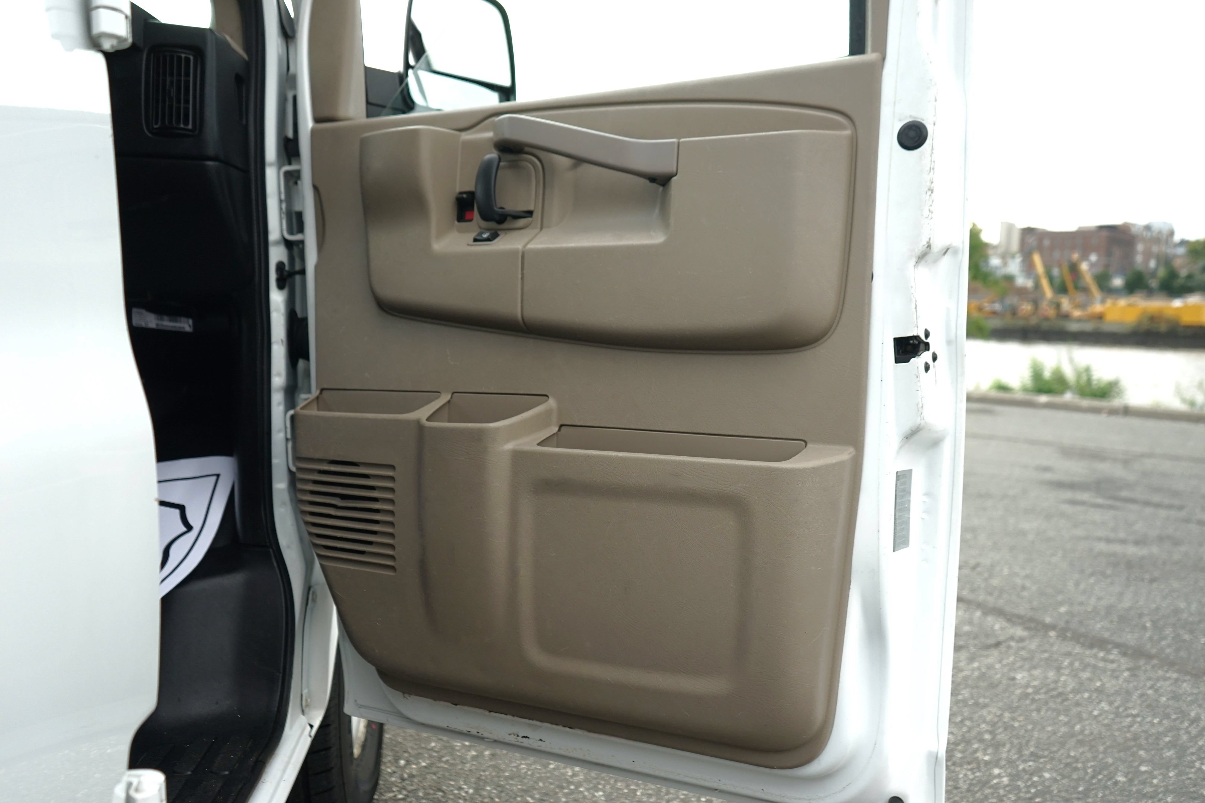 Used 2017 Chevrolet Express 2500 RWD image 14