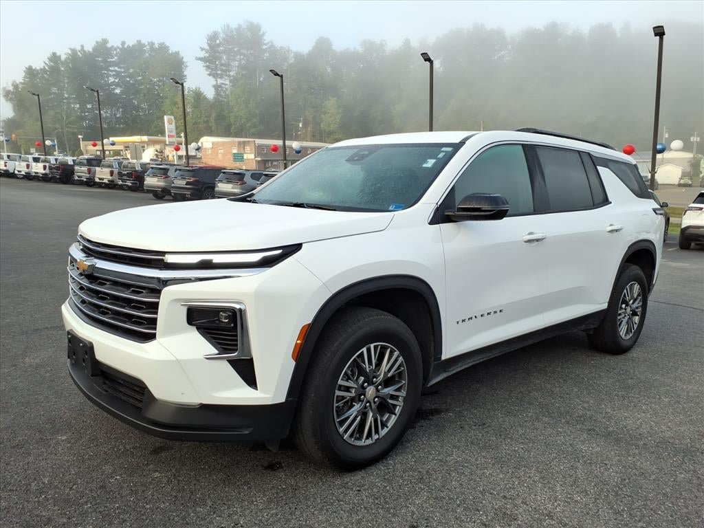 Used 2026 Chevrolet Traverse LT AWD/4WD image 1
