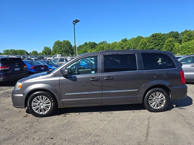 Used 2016 Chrysler Town & Country Touring FWD image 4