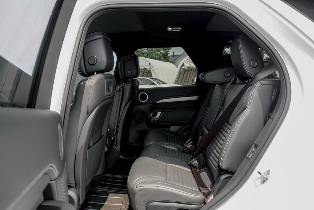 Used 2025 Land Rover Discovery Dynamic SE image 15