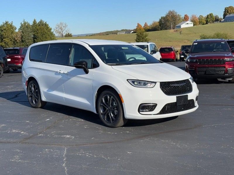 New 2026 Chrysler Pacifica Select image 2