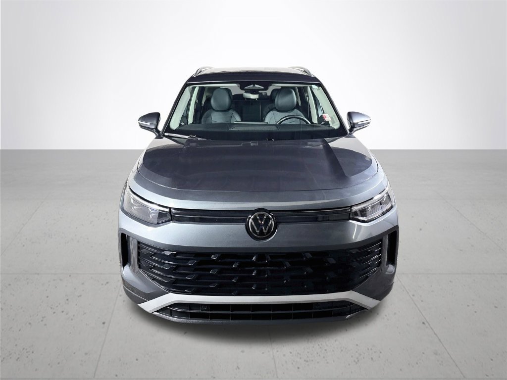 Used 2025 Volkswagen Tiguan SE AWD/4WD image 3