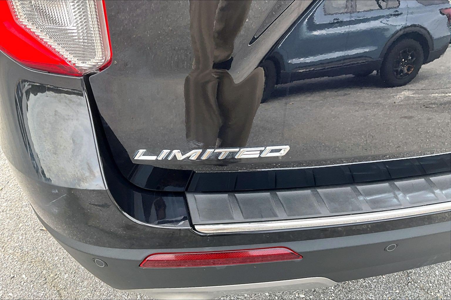 Used 2021 Ford Explorer Limited w/ Equipment Group 301A RWD image 7