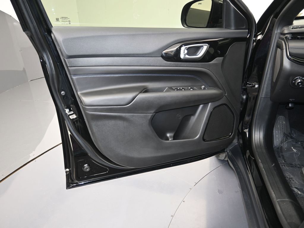 New 2026 Jeep Compass Latitude image 11