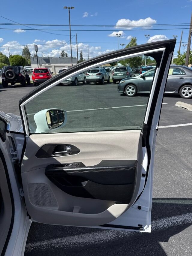 Used 2020 Chrysler Pacifica Touring-L FWD image 17