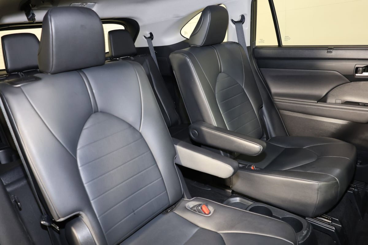 Used 2020 Toyota Highlander XLE FWD image 42
