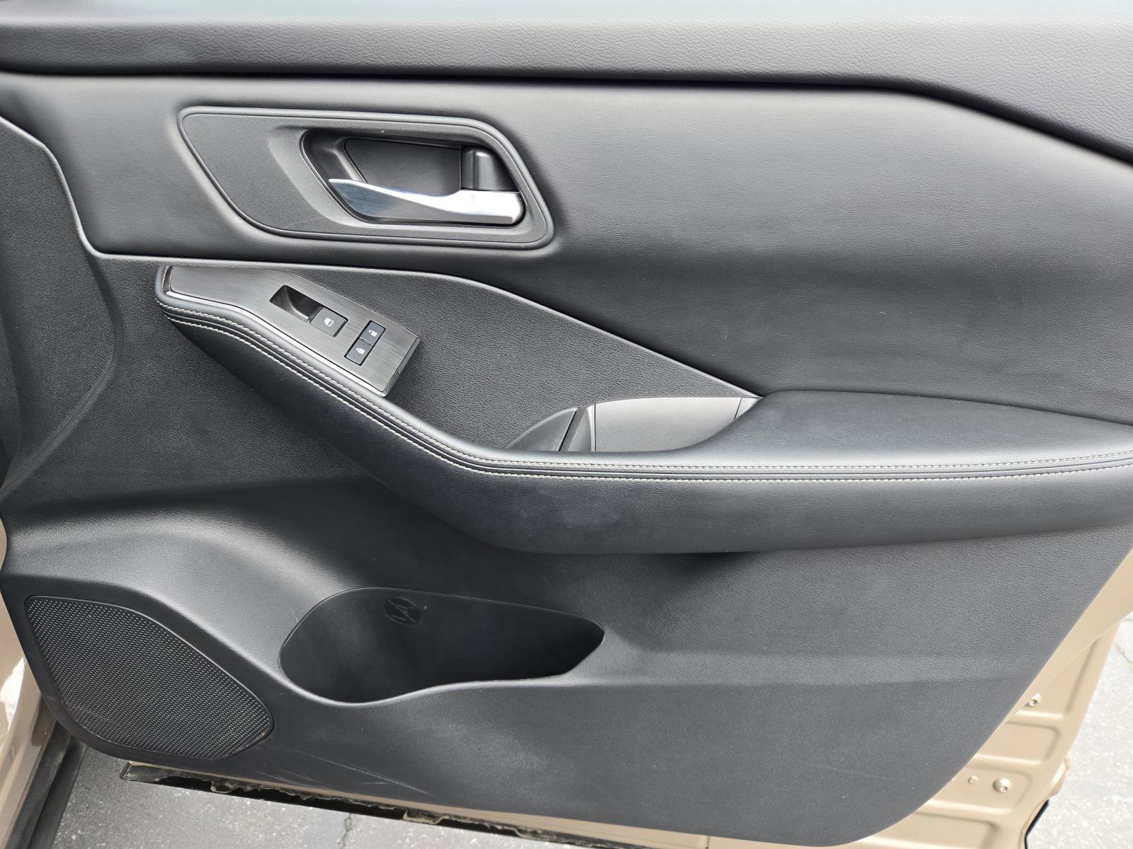 Used 2024 Nissan Rogue SV FWD image 34