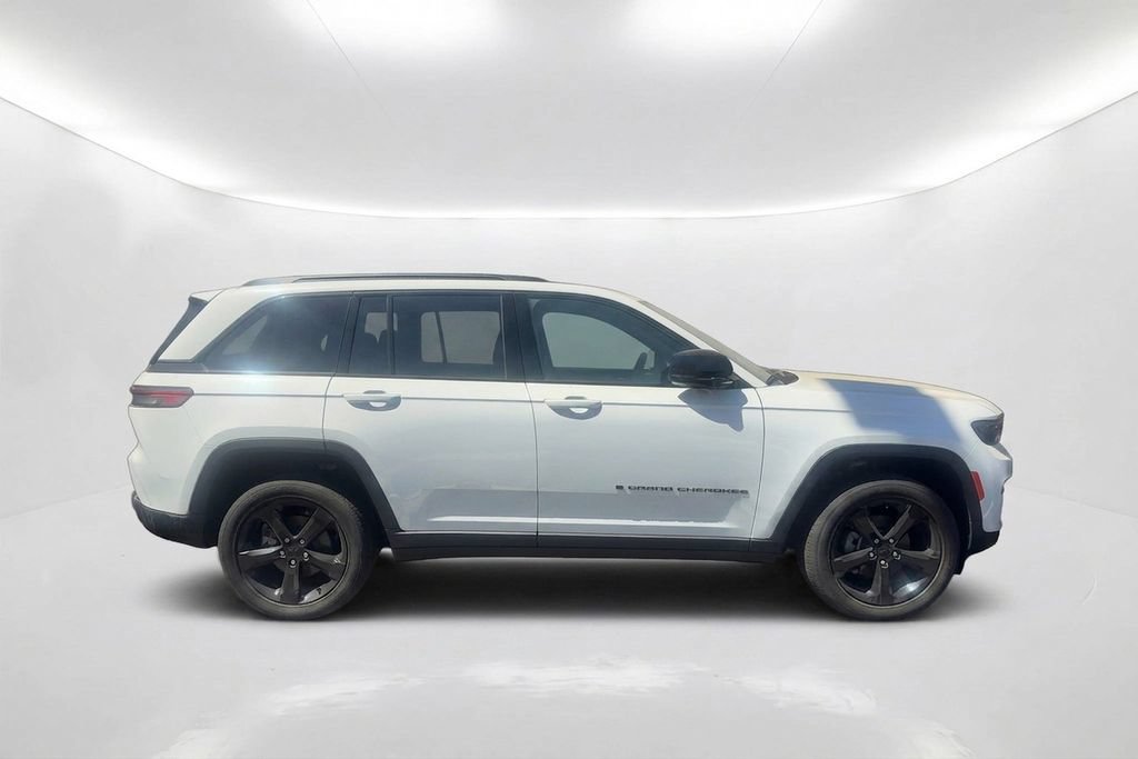 Used 2025 Jeep Grand Cherokee Altitude RWD image 4