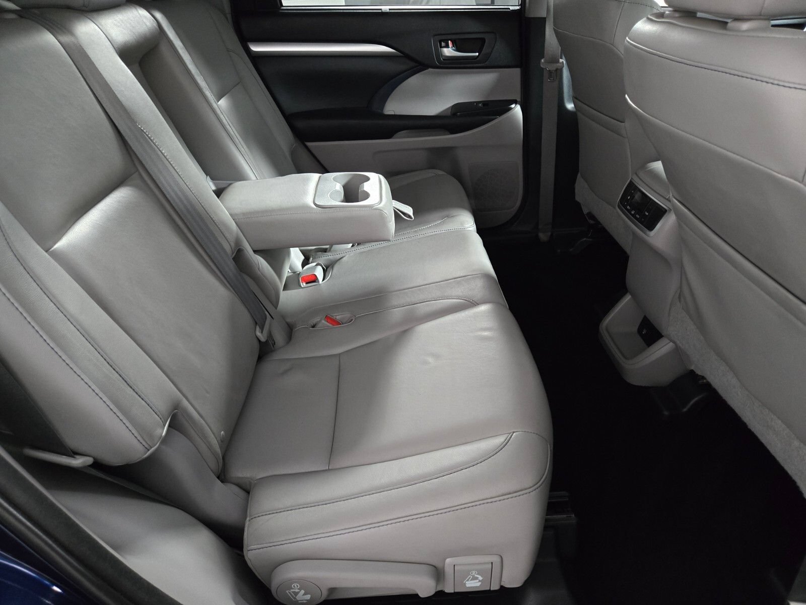 Used 2014 Toyota Highlander XLE FWD image 18