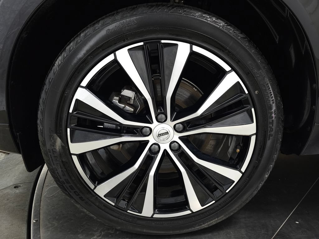 Certified 2025 Volvo XC60 B5 Plus AWD/4WD image 11