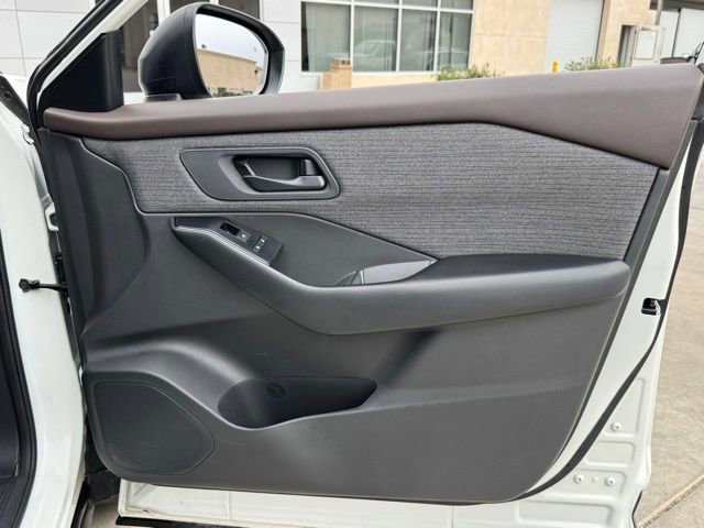 Used 2023 Nissan Rogue S image 29