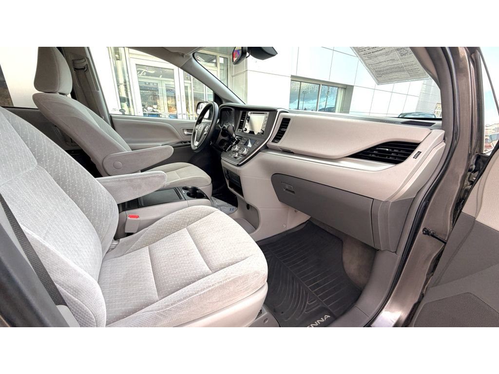 Used 2018 Toyota Sienna LE image 11