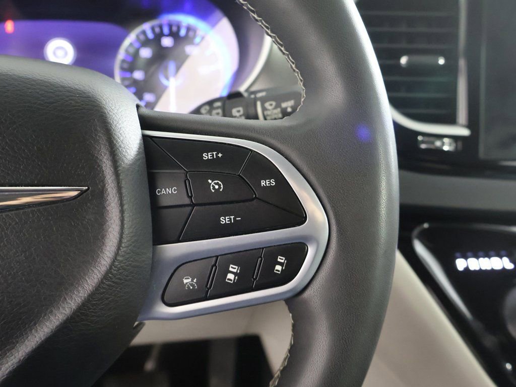 Used 2023 Chrysler Pacifica Touring-L image 43