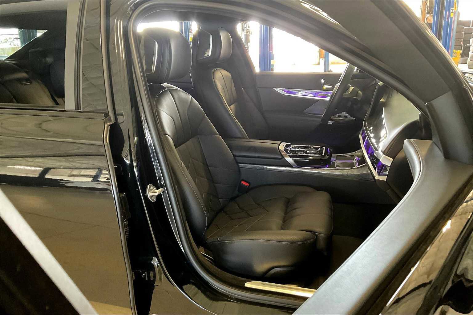 Used 2023 BMW i7 xDrive60 image 8