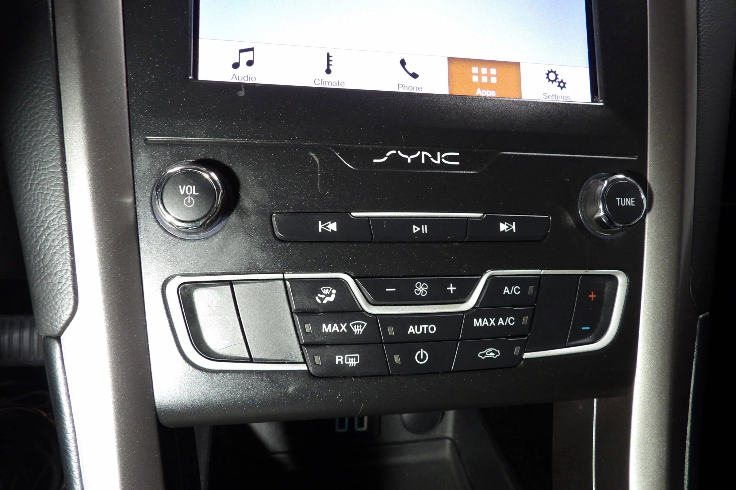 Used 2019 Ford Fusion SEL FWD image 15