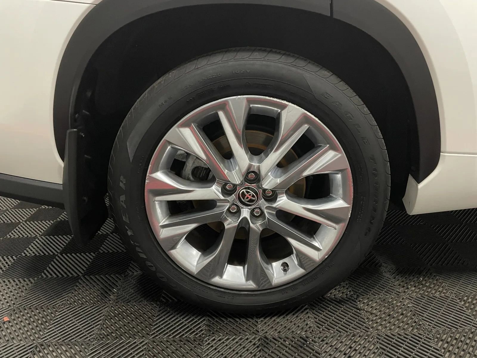 Used 2020 Toyota Highlander Limited image 19