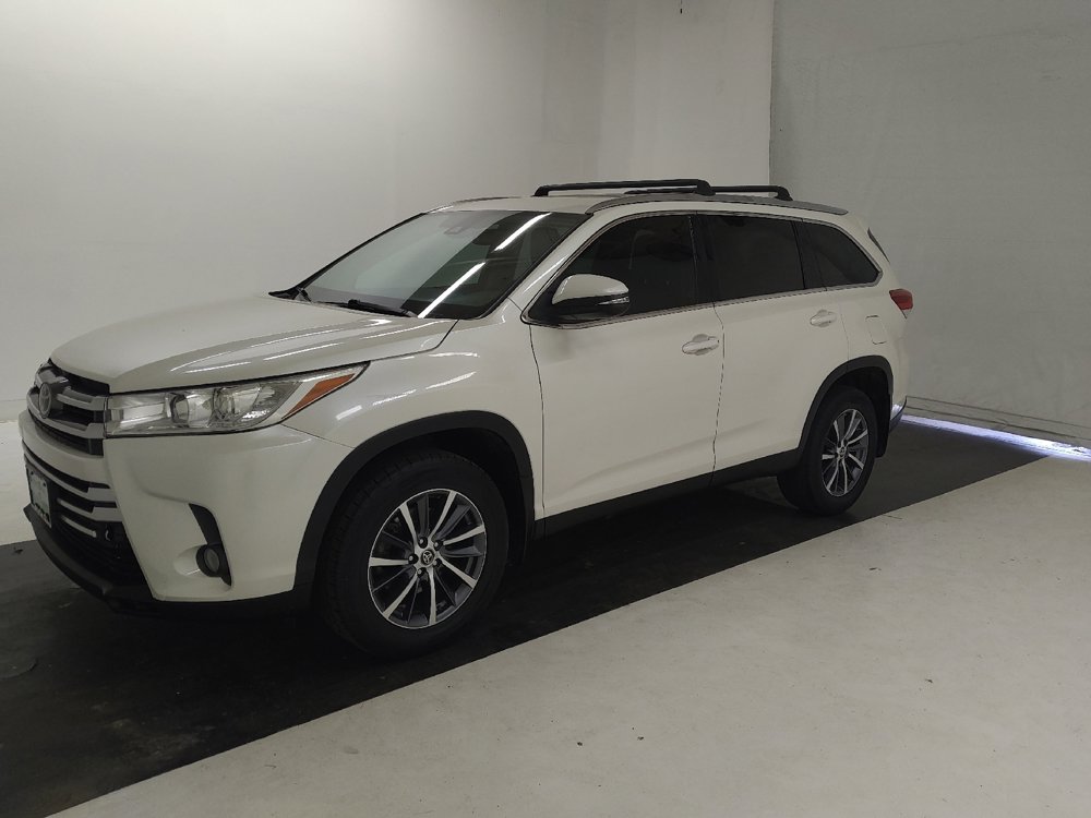 Used 2019 Toyota Highlander XLE FWD image 2