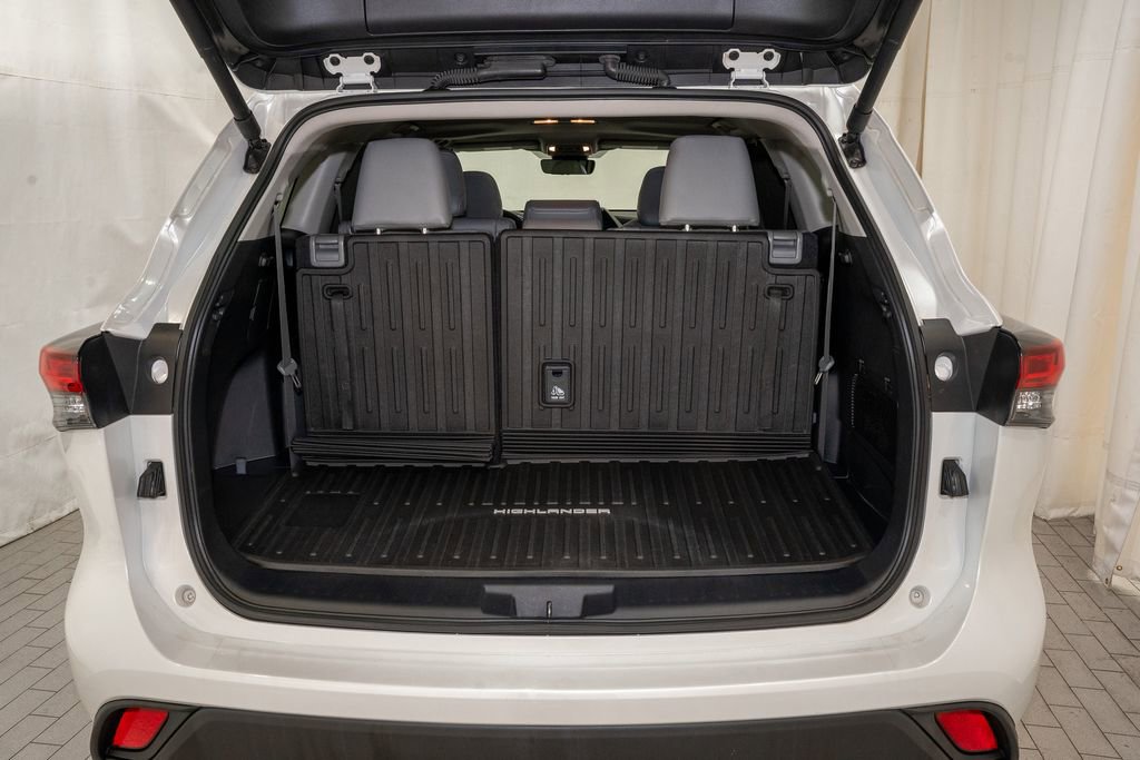 Used 2024 Toyota Highlander XLE image 5