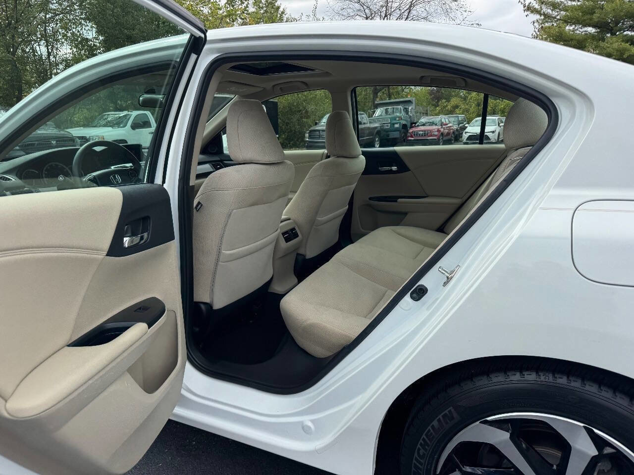 Used 2016 Honda Accord EX image 18