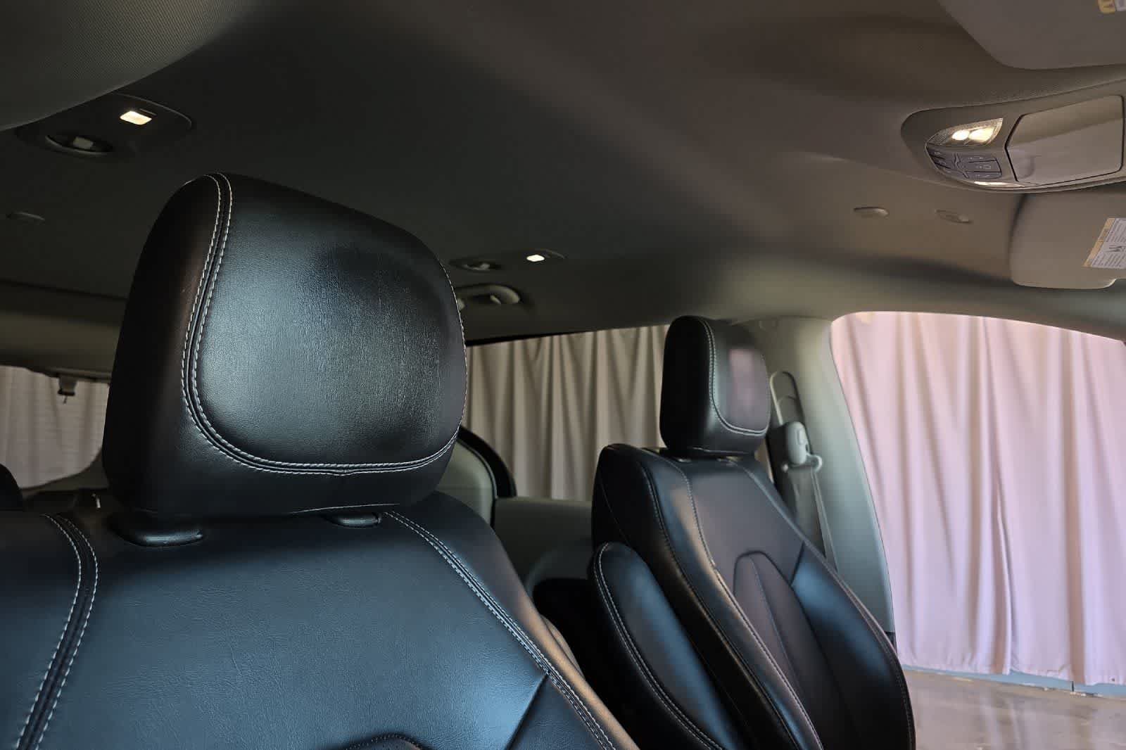 Used 2023 Chrysler Pacifica Touring-L FWD image 19