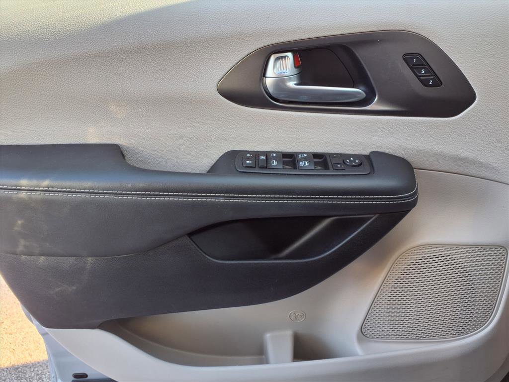 Used 2024 Chrysler Pacifica Touring-L image 23