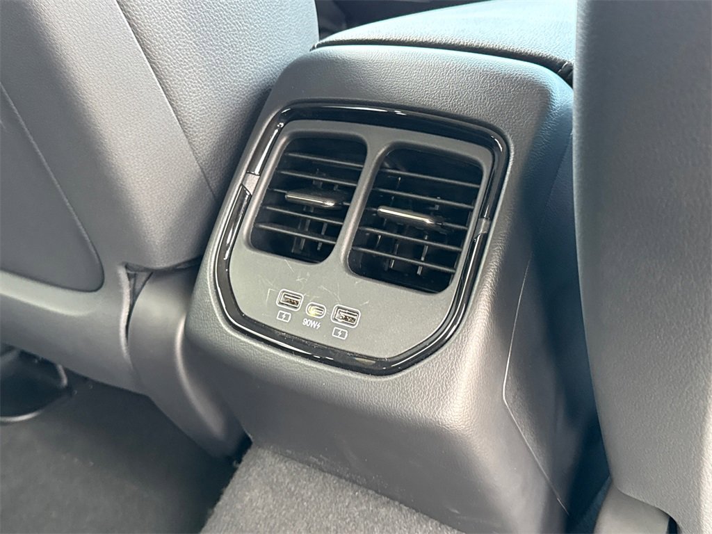 New 2025 VinFast VF 8 Eco image 17