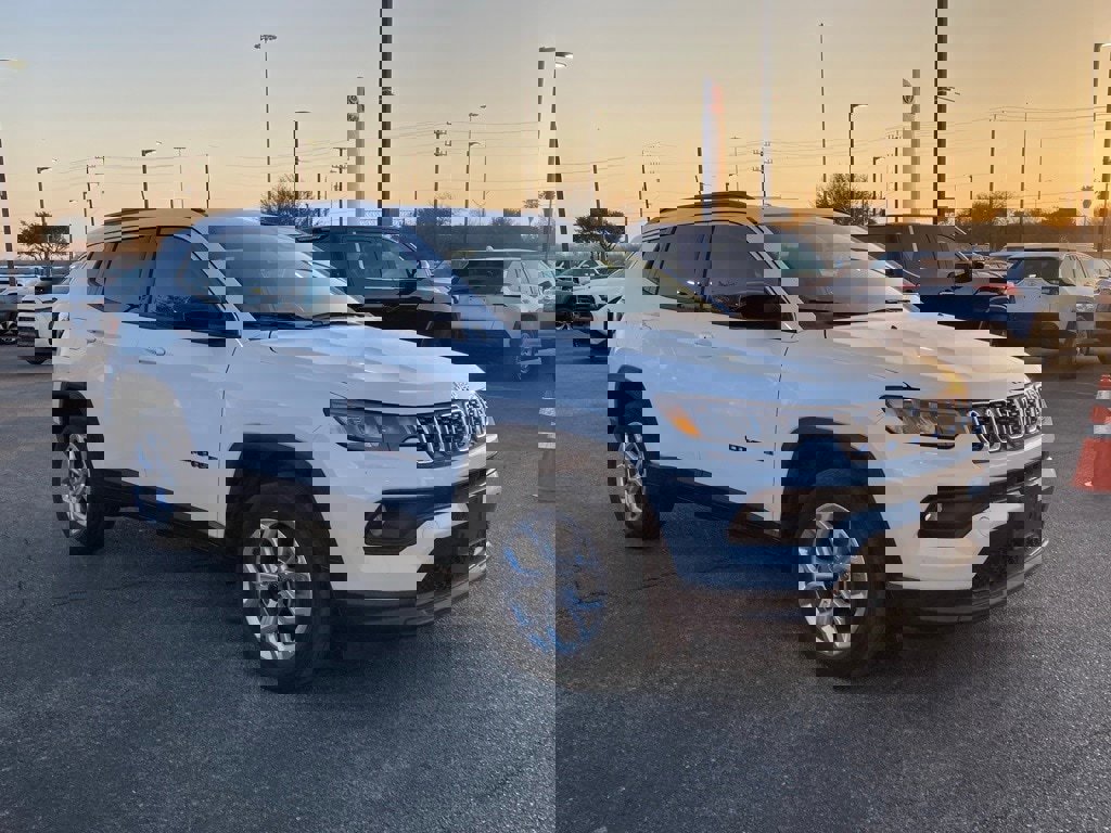 Used 2025 Jeep Compass Latitude image 3