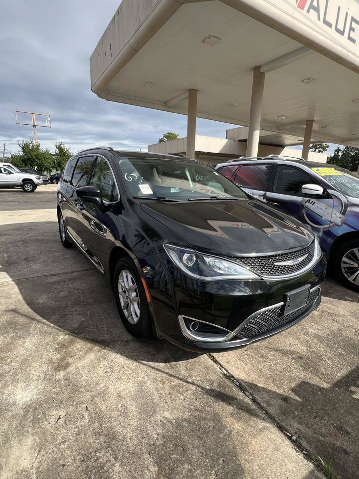 Used 2020 Chrysler Pacifica Touring-L FWD image 2