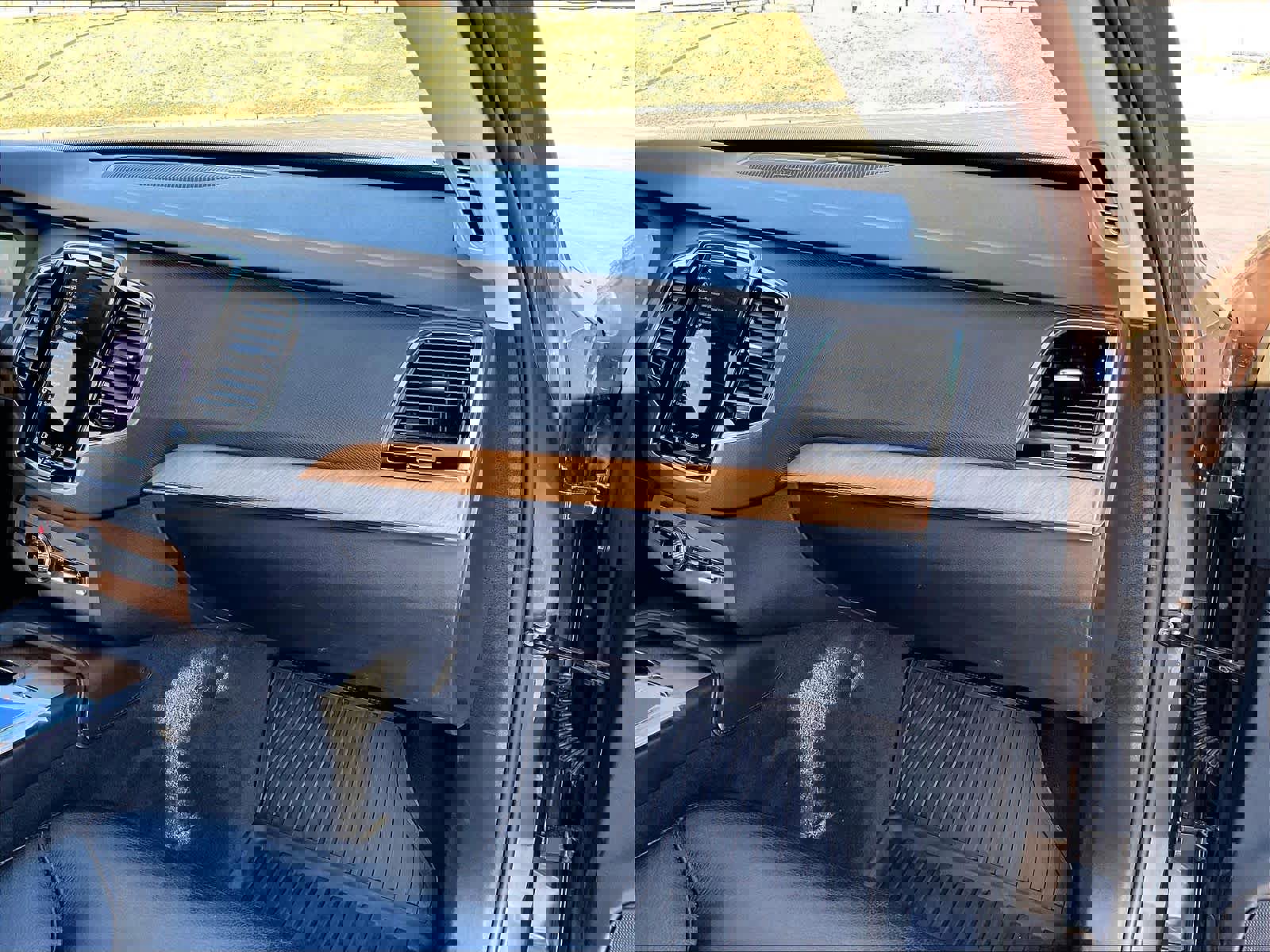 Used 2023 Volvo XC90 B6 Plus w/ Protection Package Premier image 19