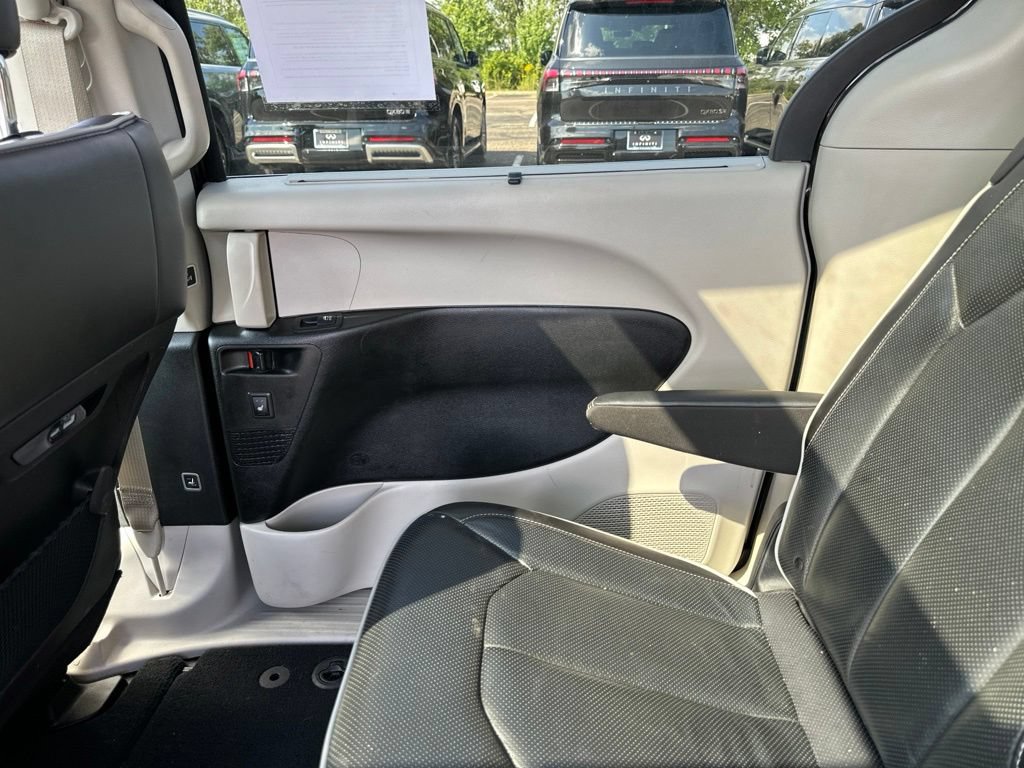 Used 2023 Chrysler Pacifica Limited FWD image 37