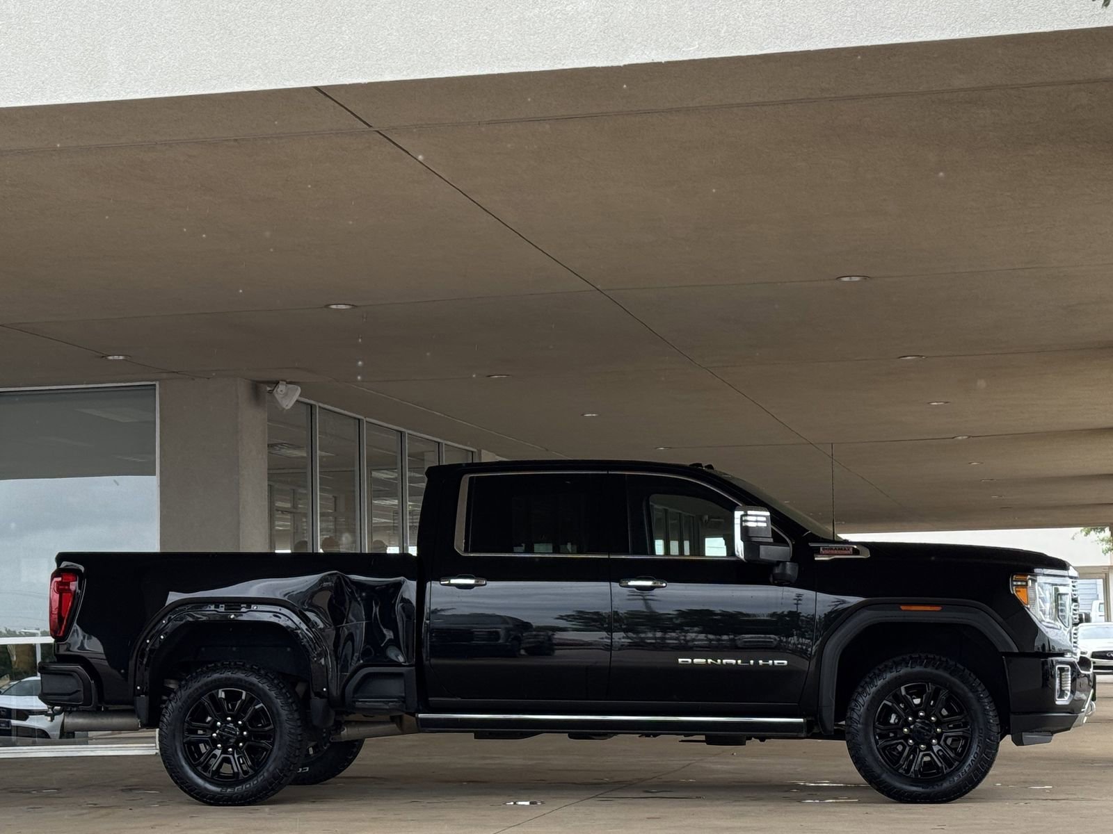 Used 2022 GMC Sierra 2500 Denali w/ Denali Black Diamond Edition AWD/4WD image 3