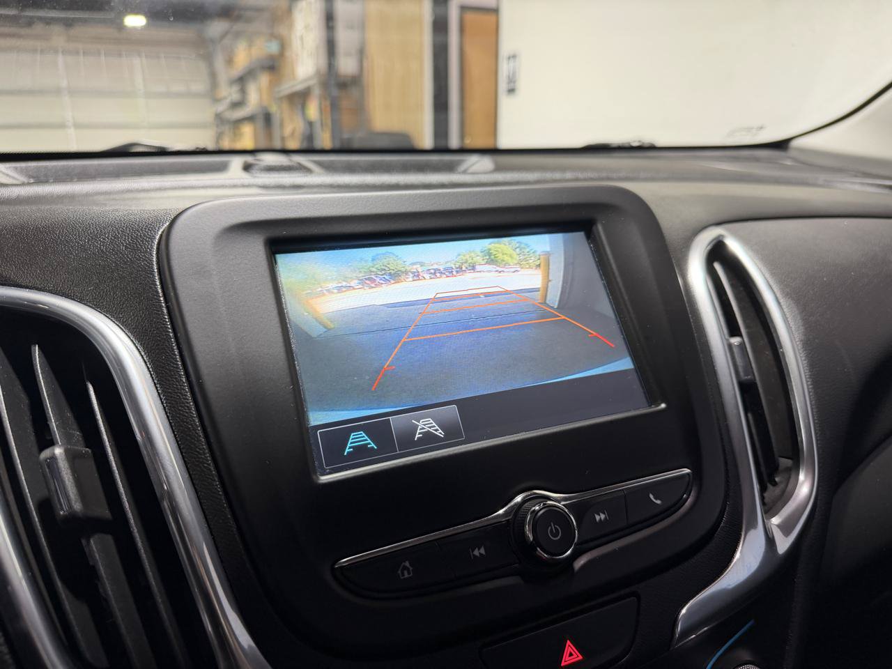 Used 2018 Chevrolet Equinox LT FWD image 17