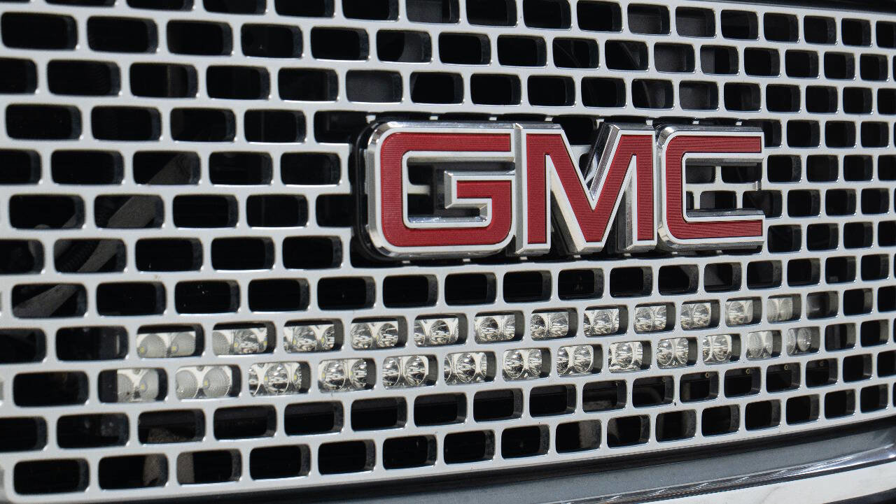 Used 2016 GMC Sierra 2500 Denali w/ Duramax Plus Package AWD/4WD image 11