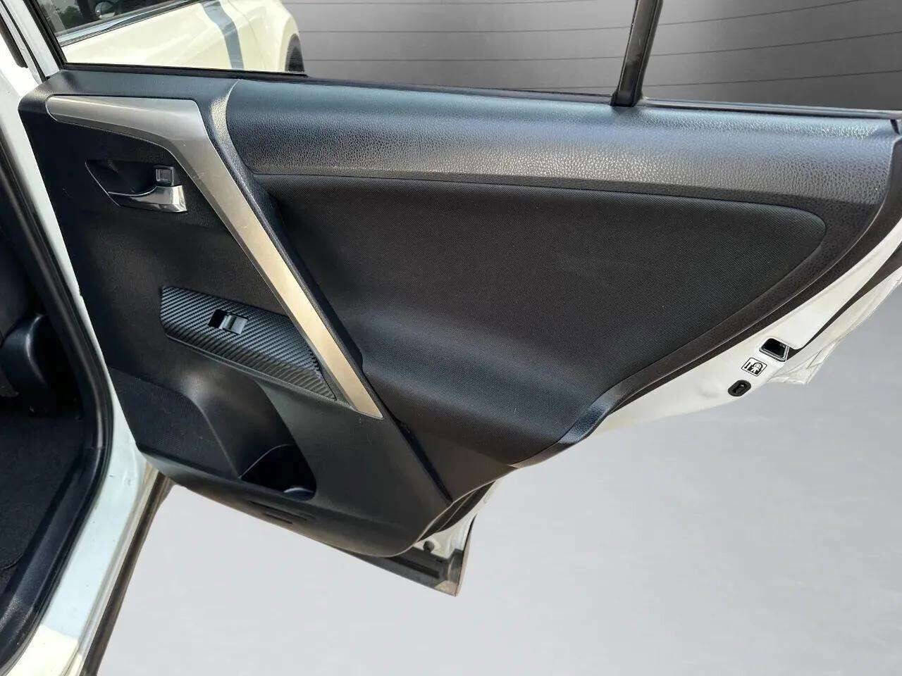 Used 2015 Toyota RAV4 XLE image 41